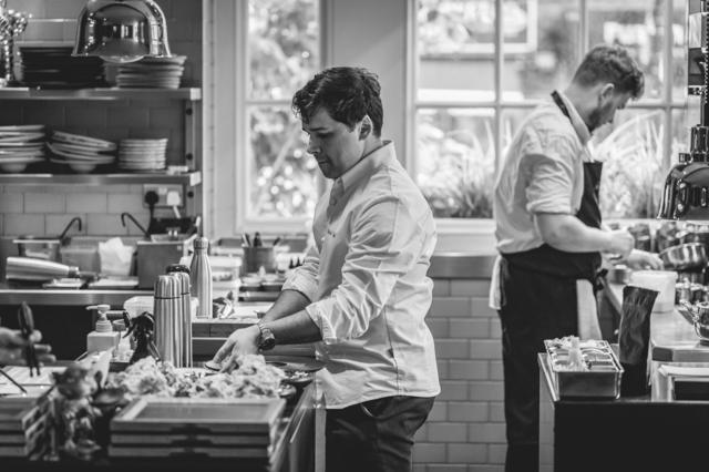 Rafael Cagali na cozinha do restaurante