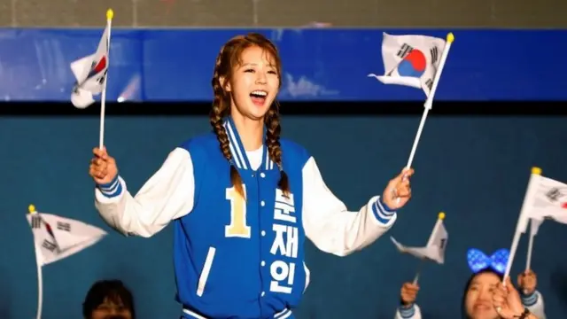 Los seguidores del candidato presidencial Moon Jae-in bailan durante la transmisión en la televisión en vivo de los resultados de las encuestas a boca de urna, en Seúl, el 9 de mayo 2017.