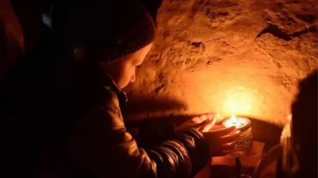 Маленький автор "Маріупольського щоденника" у підвалі