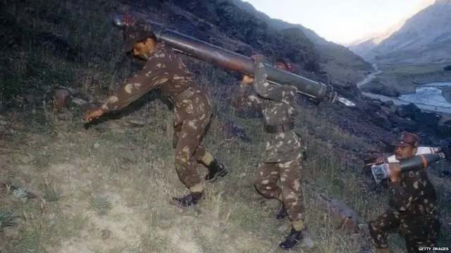 टायगर हिलवर चढाव करताना भारतीय जवान