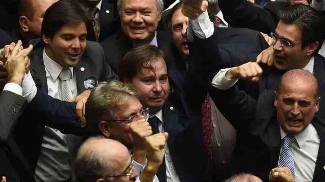 Congressistas cercam o presidente da Câmara, Rodrigo Maia