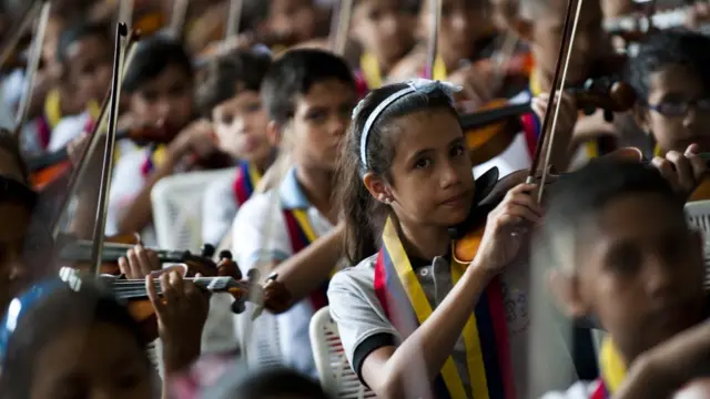 Niños con instrumentos