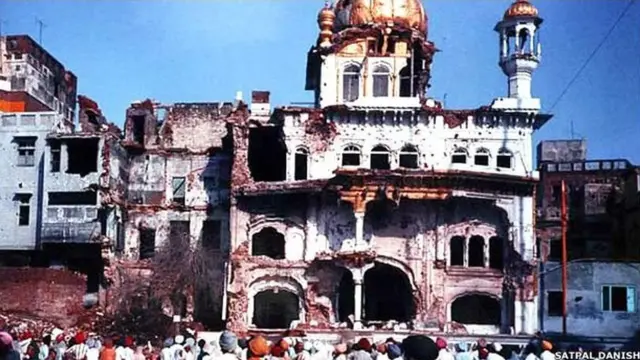 اکال تخت پر ٹینکوں سے کم از کم 80 گولے برسائے گئے تھے