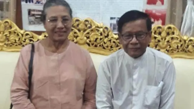 မန္တလေးတိုင်းဝန်ကြီးချုပ်နဲ့အတူ ယခင် အခမ်းအနားတစ်ခုမှာ တွေ့ရတဲ့ ဒေါ်ဝင်းမြမြ