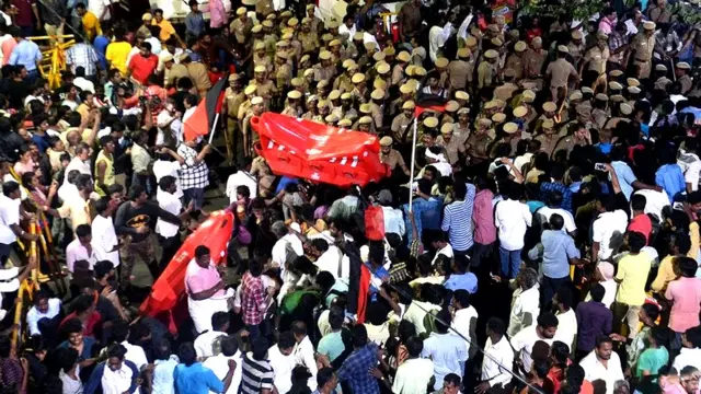 கருணாநிதி: மருத்துவமனை வாசலில் விடிய விடிய காத்திருந்த தொண்டர்கள்