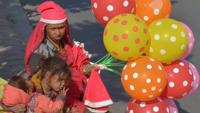 नोकऱ्यांची कमतरता हीसुद्धा एक मोठी अडचण आहे.