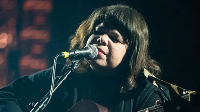 Samantha Crain cantando