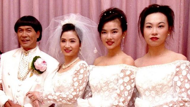 豬哥亮1994年與第四任妻子葉瑞美結婚，兩女兒謝金燕（左三）、謝青燕（左四）擔任伴娘。