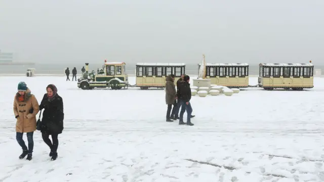 Atraksionlar işləməsə də sakinlər bulvar ərazisində piyada gəzintiyə üstünlük veriblər.