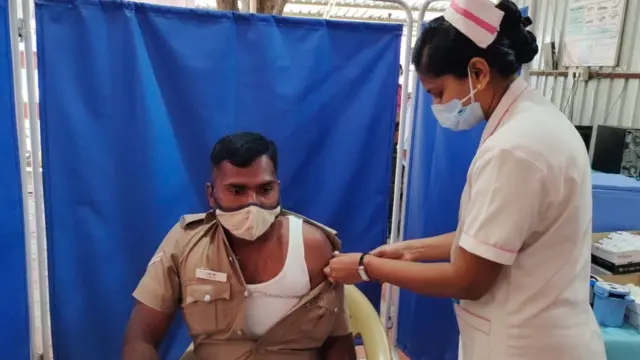 பூஸ்டர் தடுப்பூசி போட்டுக்கொள்ளும் போலீஸ்காரர் ஒருவர்.