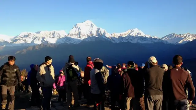 पुनहिलमा रमाइरहेका पर्यटकहरू