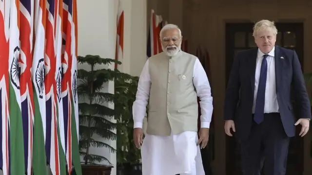 ஹைதராபாத் இல்லத்தில் பிரிட்டன் பிரதமர் போரிஸ் ஜான்சனும் இந்திய பிரதமர் நரேந்திர மோதியும்