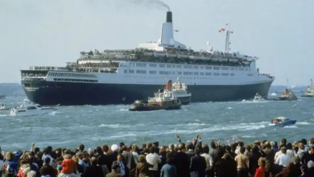 QE2 перевозить британських військових із Саутгемптона під час Фолклендської війни 1982 року
