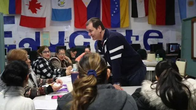 مهاجرون يدرسون في مركز لتعليم اللغة