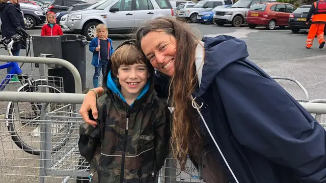 كيري روش ووكر من بليموث وحفيدها أريك البالغ من العمر 8 سنوات