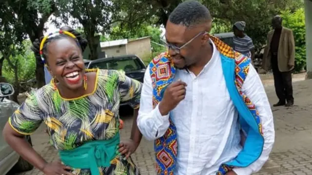 મુવુંબી અને તેમના ઍન્કર પાર્ટનર બંને પૉલિ છે