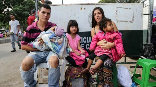 Лаура Кастельянос с мужем и детьми