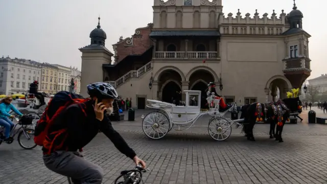 Велосипедист розмовляє по телефону