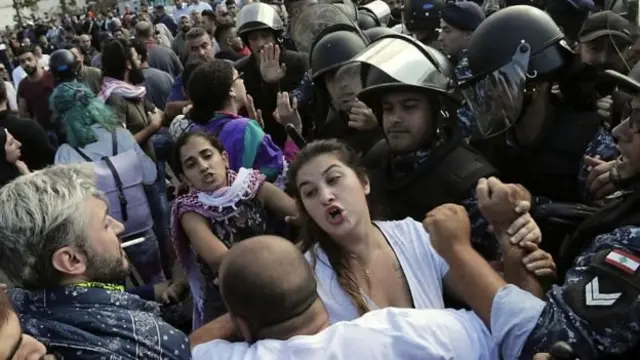 معترضان لبنانی که همچنان به تظاهرات خود ادامه می‌دهند خواستار تحول اساسی در کل تشکیلات سیاسی کشورشان هستند و تمامی بخش‌های آن را به فساد گسترده و بی‌کفایتی متهم می‌کنند