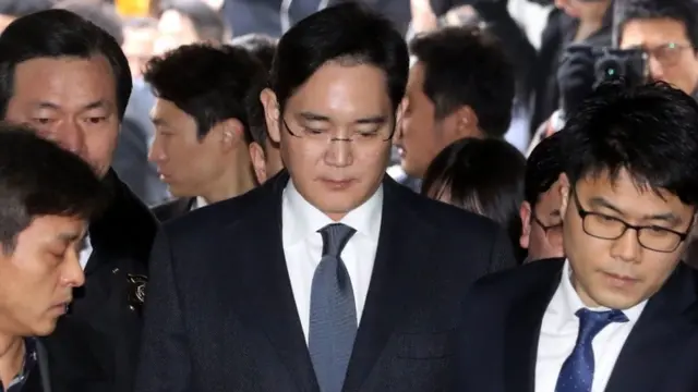 Слідство вважає, що Пані Пак зловживала повноваженнями, діяла в інтересах віце-президента і фактичного глави корпорації Samsung Лі Чже Єна.