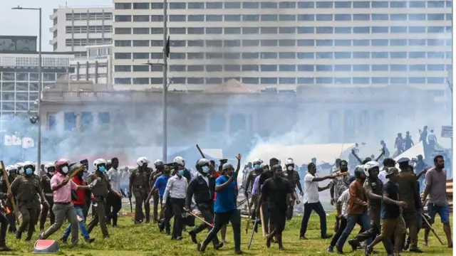 সোমবার কলম্বোতে মাহিন্দা রাজাপাকশার সরকারি বাসভবন টেম্পল ট্রির বাইরে সরকার বিরোধী বিক্ষোভকারীদের সাথে সরকার সমর্থকদের ব্যাপক সংঘর্ষ হয়।