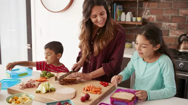 Сім'я готує