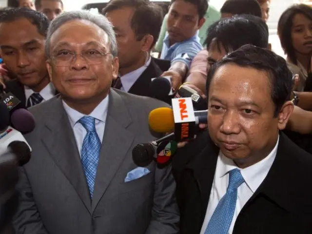 นายธาริต เพ็งดิษฐ์ อธิบดีกรมสอบสวนคดีพิเศษในขณะนั้น (ขวา) และนายสุเทพ เทือกสุบรรณ รองนายกรัฐมนตรี (ซ้าย) ให้สัมภาษณ์สื่อมวลชน หลังจากที่นายสุเทพเข้ามารับฟังกรณีที่ญาติของเหยื่อที่เสียชีวิตจากการสลายการชุมนุมร้องเรียน