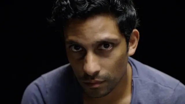 يصور هذا الممثل شخصا يعمل في تلفزيون الواقع ، ولم يتركه بسبب حاجته إلى الدخل