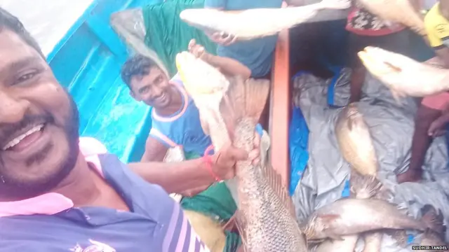 बधवारपार्क मधले सुधीर तांडेल आणि त्यांचे सहकारी