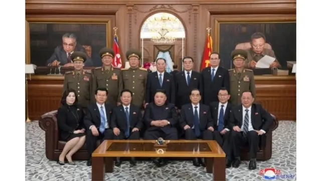 김 위원장이 신임 국무위원들과 찍은 단체 사진. 최 제1부상이 유일한 여성이다