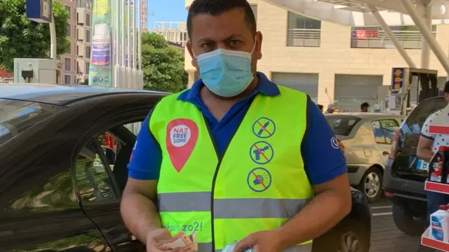 بعضى كاركنان پمپ بنزينهاى باز اين جليقه ها را بر تن دارند. "چاقو نزن، شليك نكن، مشت نزن" كه طعنه اى است به حملات اخير به كاركنان پمپ بنزينها در پى كمبود بنزين