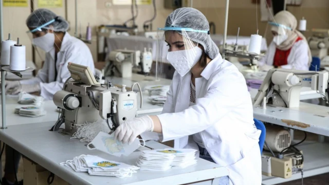 İstanbul'da bir meslek lisesinde koronavirüse karşı maske üreten öğrenciler