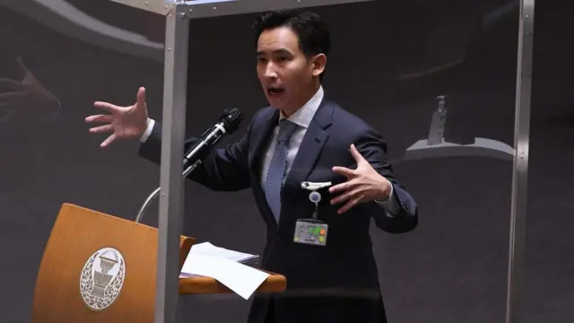 นายพิธา ลิ้มเจริญรัตน์ อภิปรายตอนหนึ่งว่าถ้าเขาเป็นนายกฯ ในวันนี้ จะบินตรงไปหาประเทศคู่ค้าอาวํ เพื่อขอยกเว้นภาระผูกพันการจัดซื้ออาวุธทั้งหมด