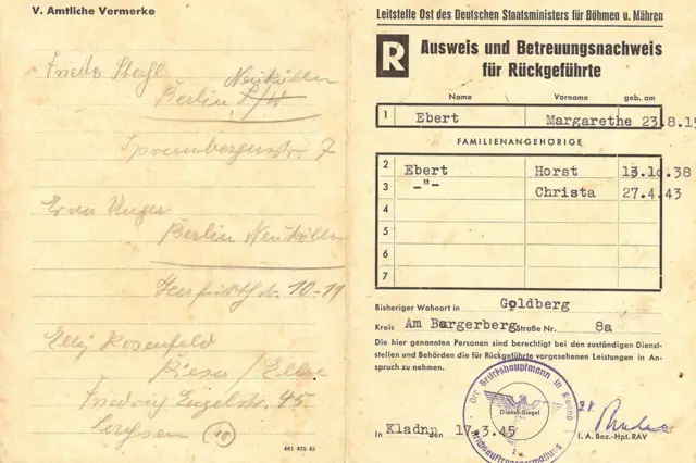 Удостоверение личности матери Кристы и ее детей, выданное в лагере для беженцев