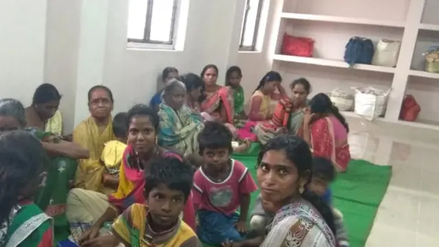 కాకినాడ సమీపంలోని తాళ్ళరేవు మండలం హాప్ ఐలాండ్ వాసులను పునరావాస శిబిరంలోకి తరలించిన అధికారులు