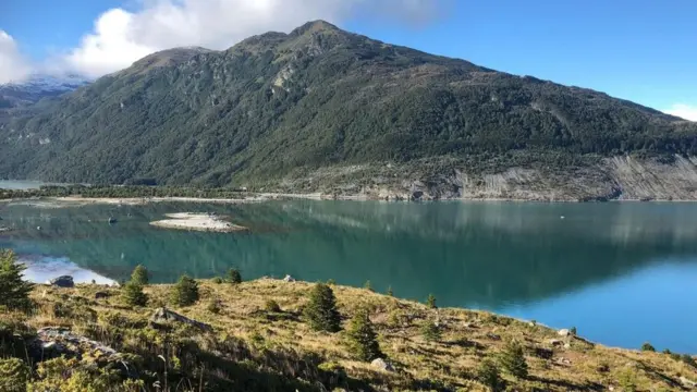 Situada en el estrecho de Magallanes, la bahía de Ainsworth está marcada por un gran fiordo y rodeada por un bosque subpolar.