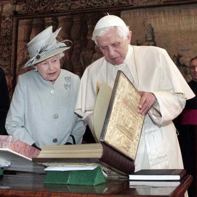 A rainha conversando com o Papa Bento 16 no Palácio de Holyroodhouse, em Edimburgo, durante uma visita de quatro dias do pontífice ao Reino Unido