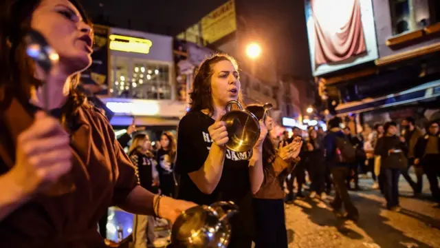 İstanbul'daki 'Hayır' destekçilerinin protestolarına tencere ve tavalar eşlik etti