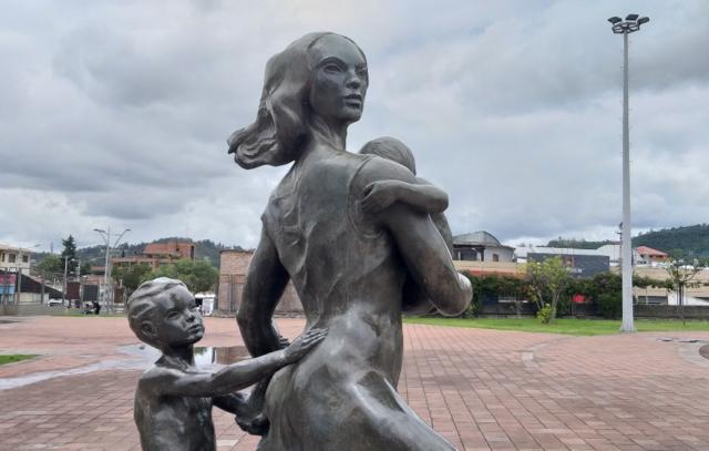 Una estatua de una mujer con sus hijos