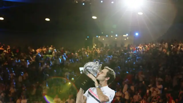 Roger Federer beija troféu do Aberto da Austrália de 2018