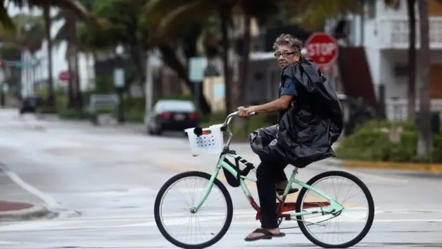 Homem andagrupo de palpites betnacionalbicicleta por Miami Beach