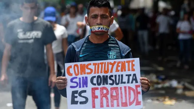 Hombre con cartel anti Constituyente
