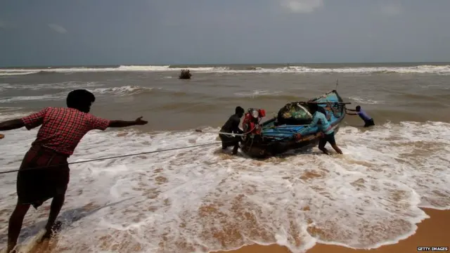 ਓਡੀਸ਼ਾ ਦੇ ਪੁਰੀ ਨੇੜੇ ਮਛੇਰੇ ਕਿਸ਼ਤੀਆਂ 1 ਮਈ ਨੂੰ ਹੀ ਬਾਹਰ ਕੱਢਦੇ ਹੋਏ