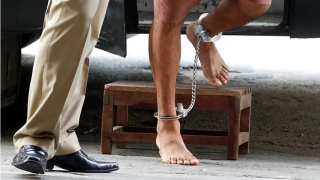 ฮาคีมลงจากรถเรือนจำ