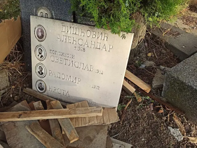 Надгробни споменик Александра Дишковића