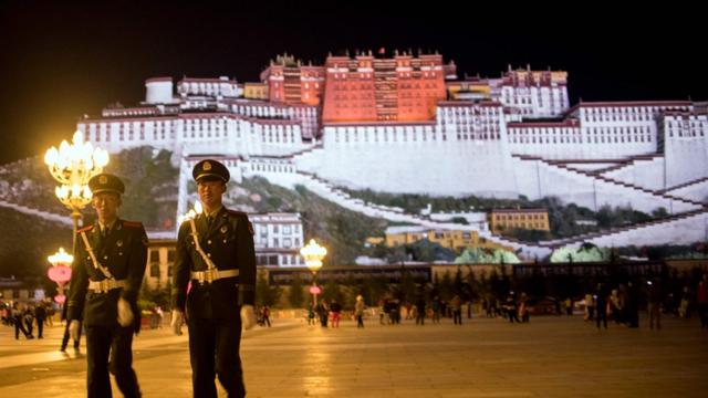 外国人进入西藏前，必须申请特别许可。