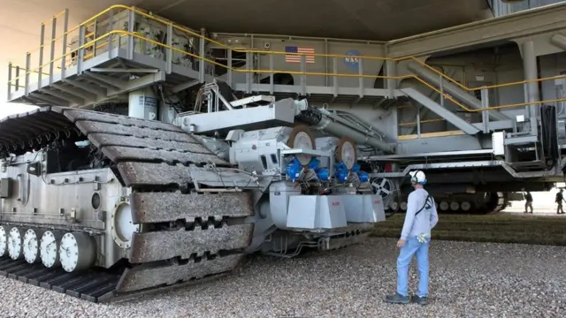 يتجاوز الوزن الكلي للمجنزرة ستة ملايين رطل، أي ما يزيد على 2.700 طن