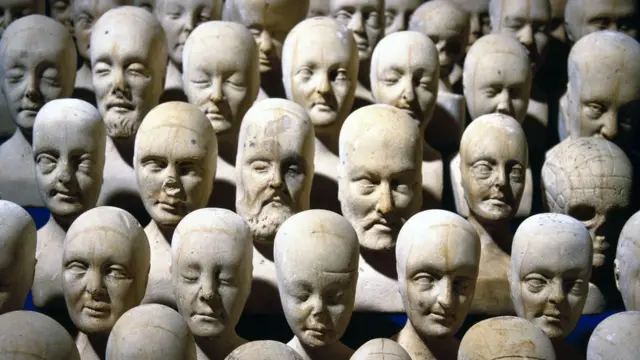 Cabezas de hombres y mujeres.