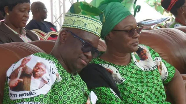 Gomina Fayose gbe ori le iyawo rẹ lejika