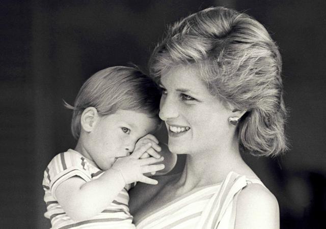 El príncipe Harry y Diana, princesa de Gales.